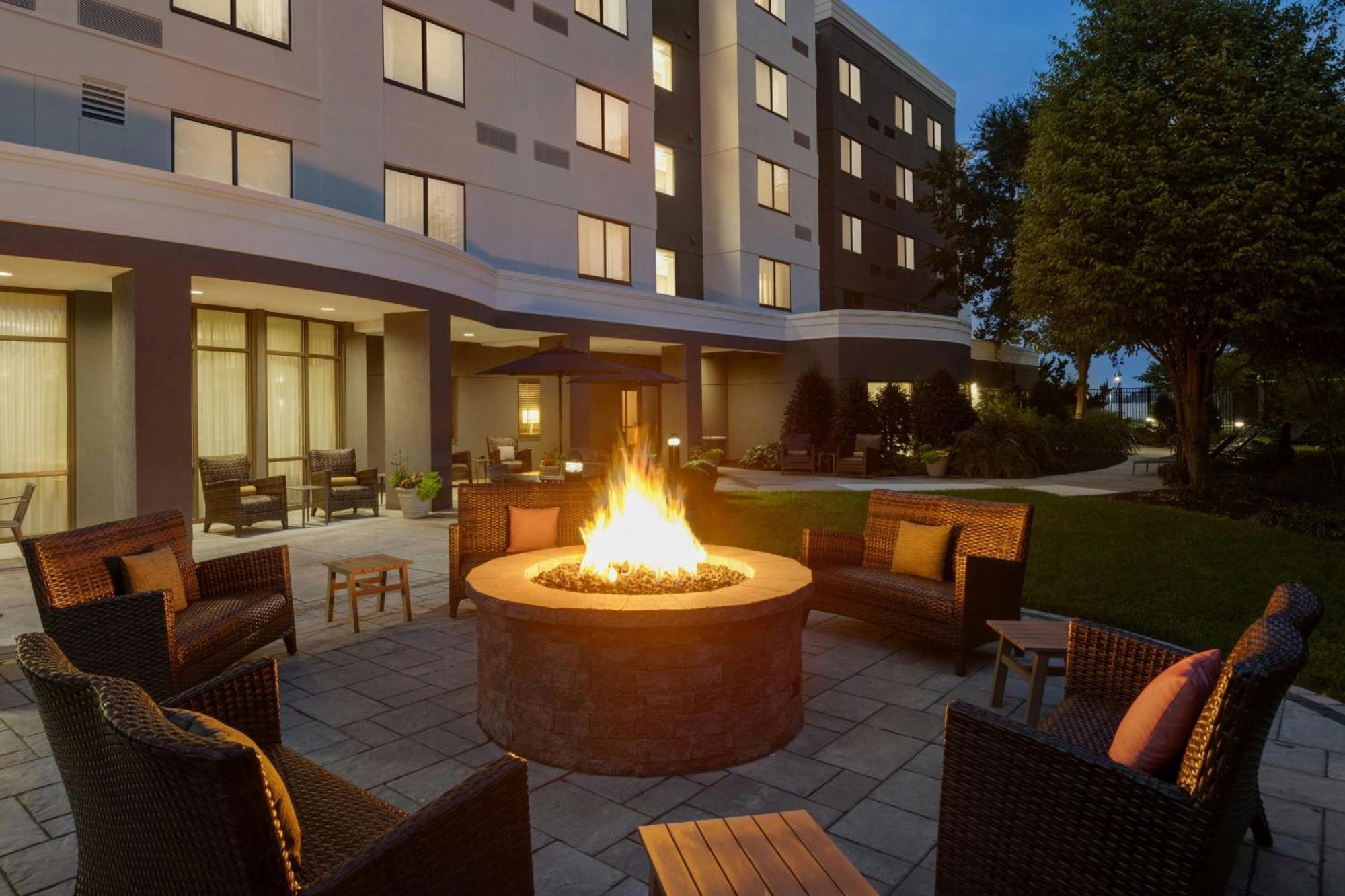 Courtyard Lancaster Hotel Fertility Exterior foto